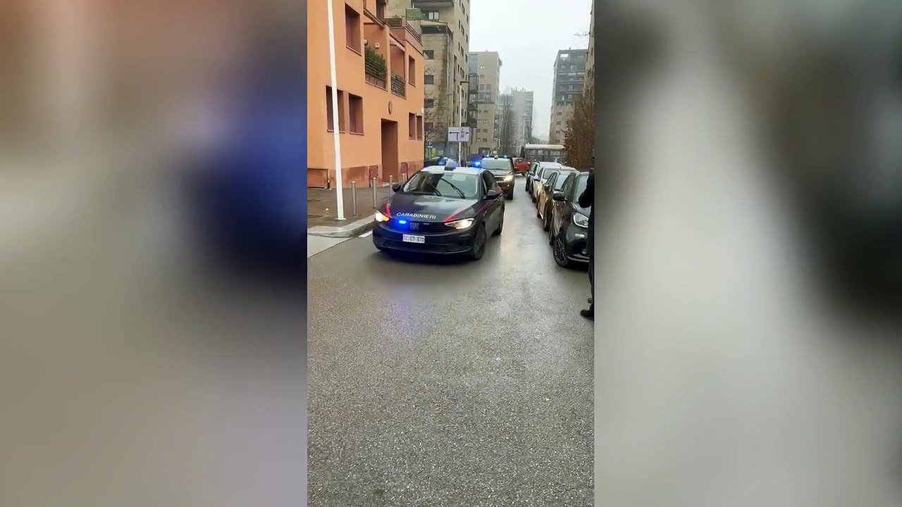 Milano, i carabinieri della Scientifica a casa di Pablo Gonzales per gli esami con il luminol