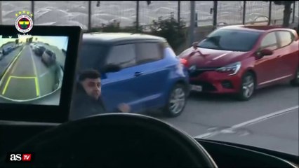 Mou ve a un fan del Fenerbahce fuera del autobús y le invita a subir: vean la cara del joven