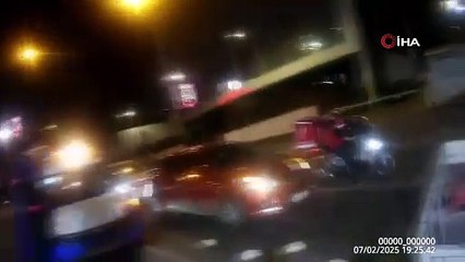 Zabıtaya sinirlenen esnaf bütün ürünlerini yola saçtı!