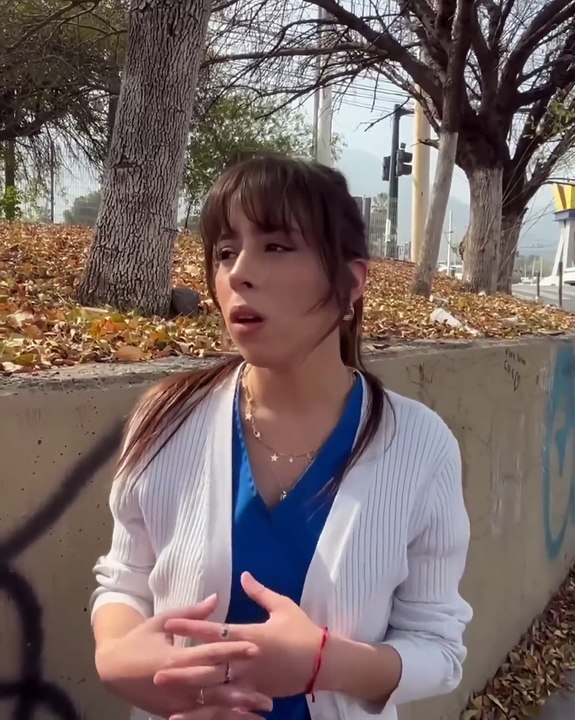 Le dí recompensa millonaria a joven trabajadora por darme un plato de comida 😭 lloramos
