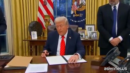 Trump firma i dazi su alluminio e acciaio: "Make America rich again"