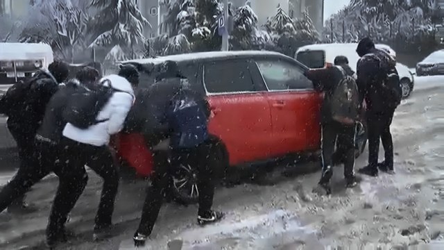 İstanbul’da yolda kalan araçların yardımına öğrenciler koştu