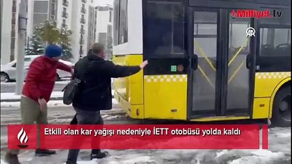 Etkili olan kar yağışı nedeniyle İETT otobüsü yolda kaldı