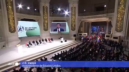 "Exceso de regulación" de la IA "podría matar una industria en auge", advierte J.D. Vance