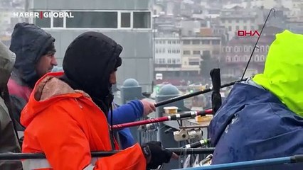 Kar yağışı onları durdurmadı! Balık tutmaya devam ettiler