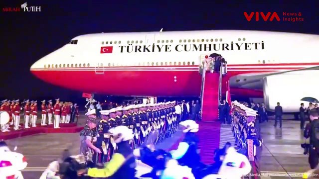 Momen Mesra Erdogan Payungi Prabowo Usai Turun dari Pesawat