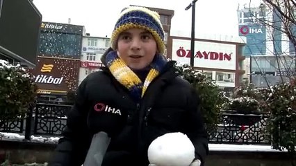 Esenyurt'ta polisler vatandaşlarla kar topu oynadı!