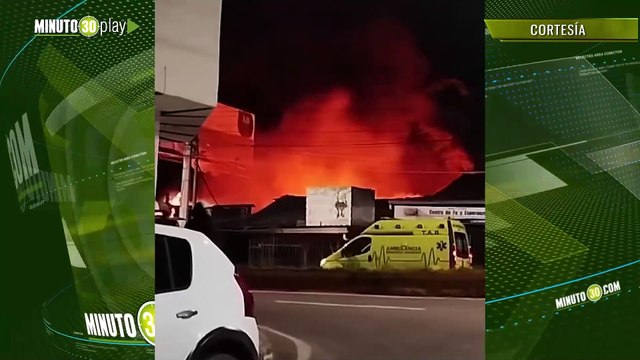Voraz incendio afectó tres locales comerciales en el sector La Madera en Rionegro