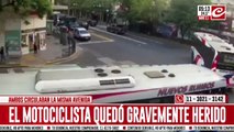 Violento choque entre moto y colectivo