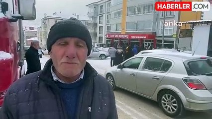 Ucuz et için saatlerce kar altında beklediler