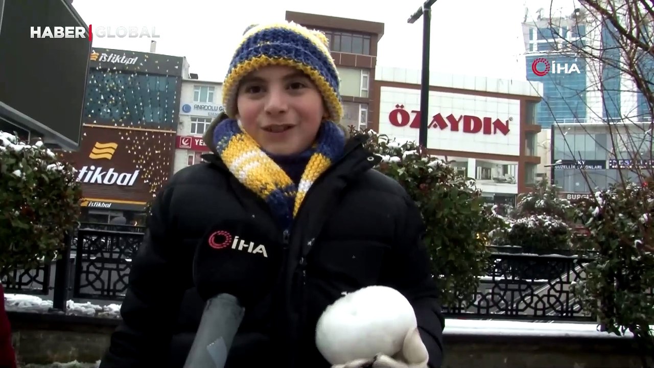 Esenyurt’ta polis ile vatandaşlar kar topu oynadı