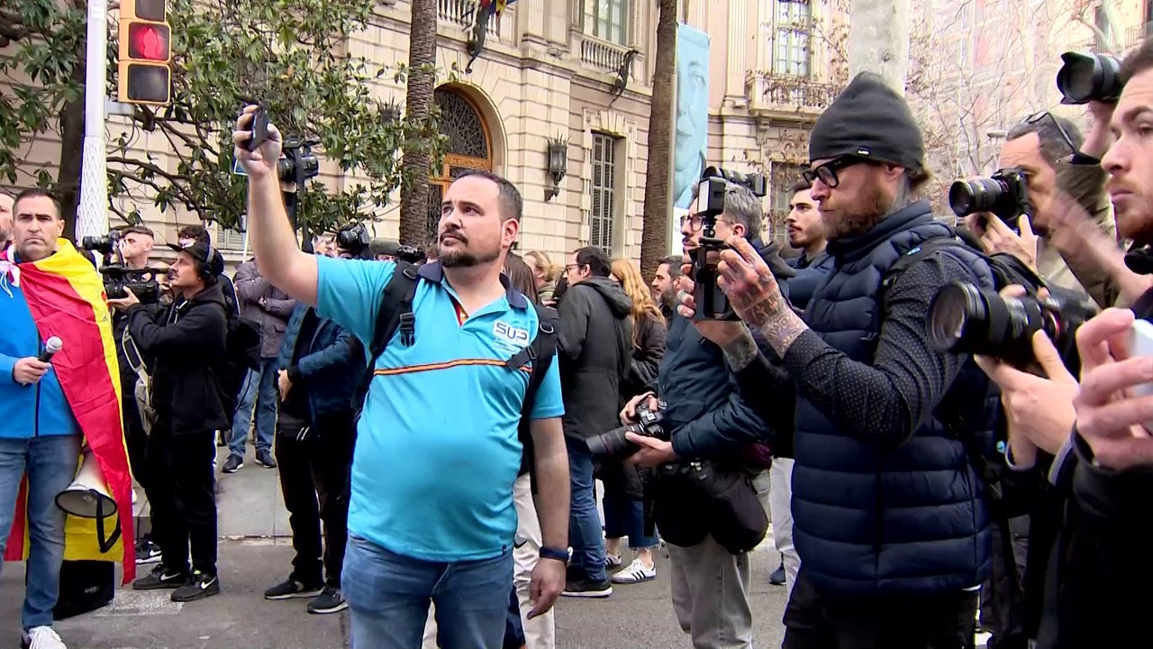 Concentración de agentes de Policía Nacional contra el traspaso de competencias a Mossos