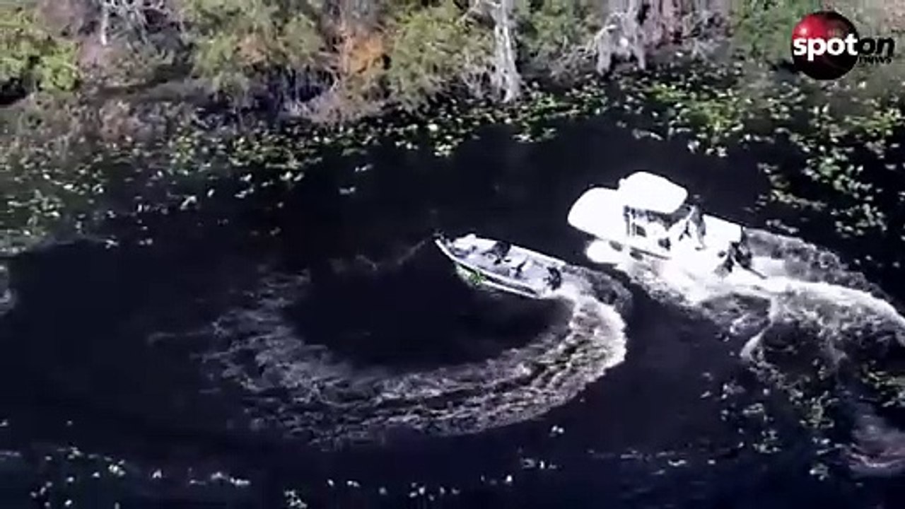 Filmreifer Einsatz: Polizist springt auf Boot, um Fahrer zu retten