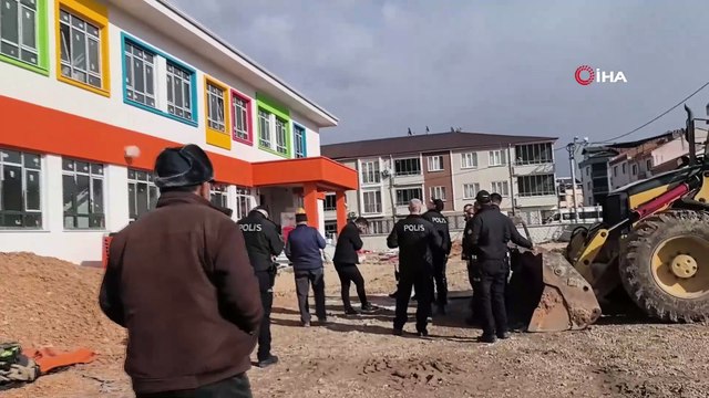 Bursa'da paralarını alamayan işçiler anaokulunun çatısına çıktı