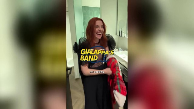 Blitz della Gialappa's nella camera d'albergo di Noemi a Sanremo. Lei fa sparire slip, vestaglia e candele al palo santo