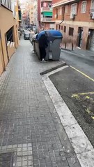 Un hombre orina en el barrio de Fondo de Santa Coloma