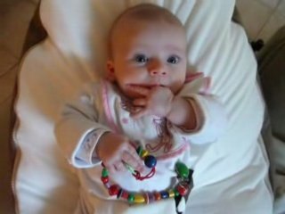 Ninon préfère ses doigts à la tétine...