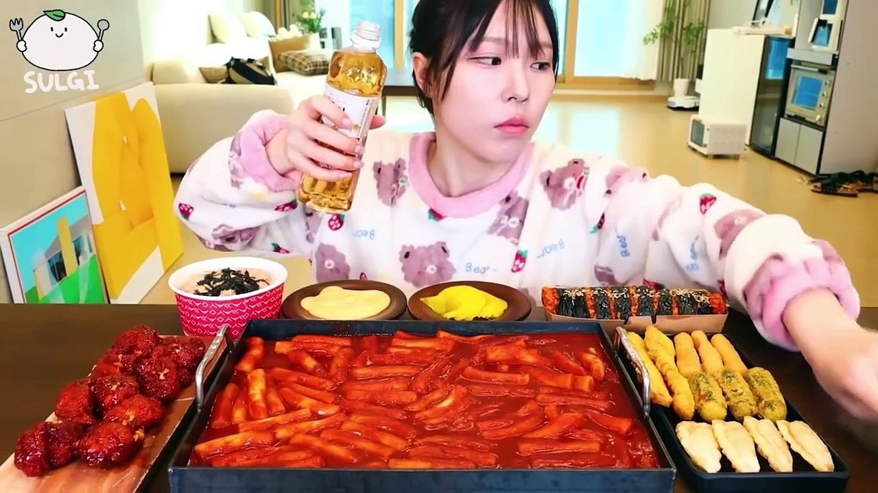 ASMR MUKBANG Spicy Sinjeon Tteokbokki, Spicy Cheese Kimbap, Seasoned Chicken, Fried foods.