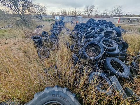 Une décharge sauvage sur un terrain communal fait polémique à Alignan-du-Vent dans l'agglomération de Béziers.