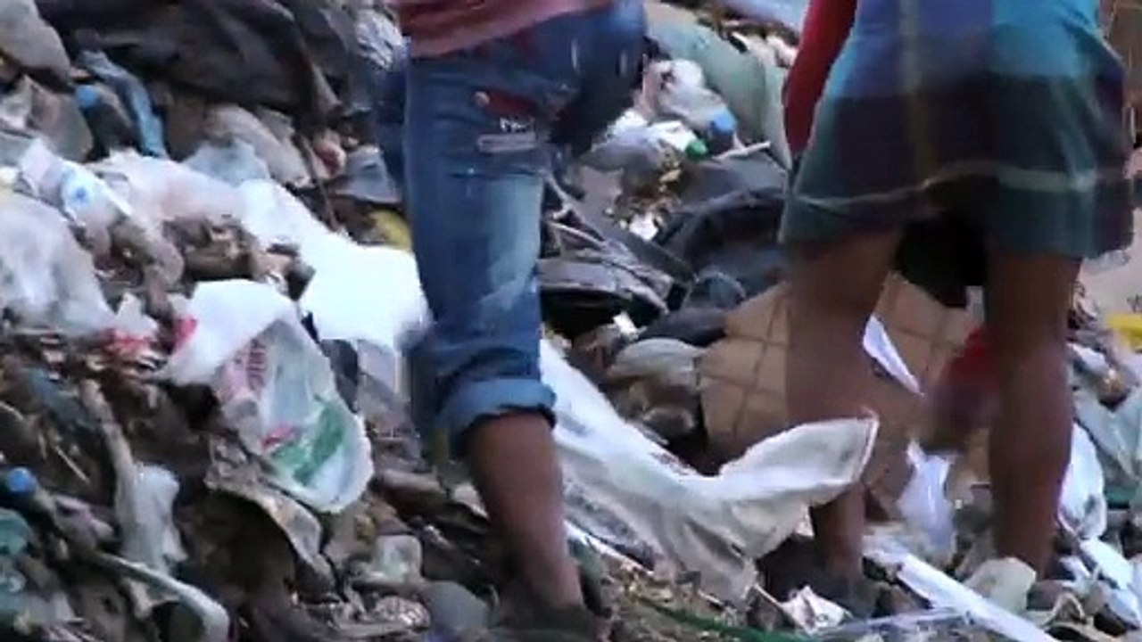 Illegal trash pickers raid UAE landfill