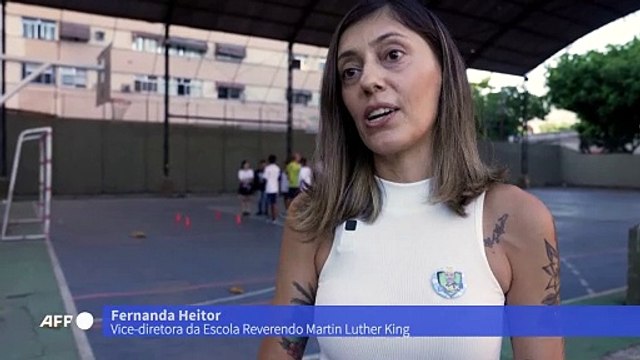 Veto aos celulares devolve o recreio às escolas no Brasil '’como antigamente’