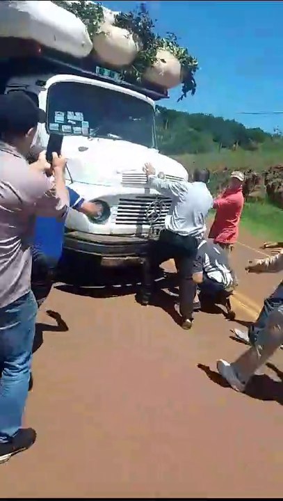 Tensión sobre la ruta 14 entre yerbateros por la venta de la hoja verde as precio vil