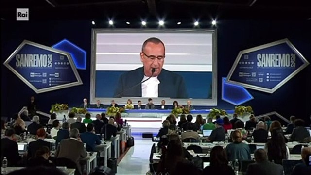 Carlo Conti, risate in conferenza: annuncia i cantanti come l'Italia del '68