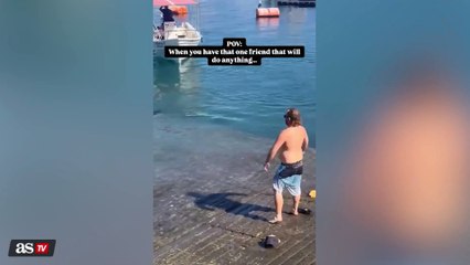 Se encuentra a un león marino de 300 kilos en la playa y lo que hace no cabe en ninguna cabeza racional