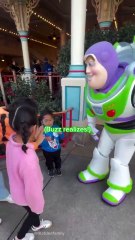 El emocionante gesto de Buzz Lightyear con un niño con problemas auditivos