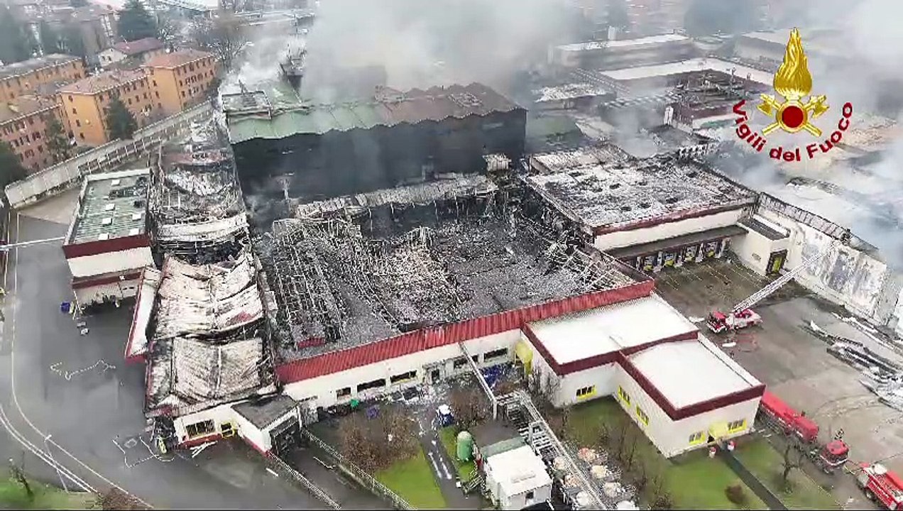 Incendio all'Inalca di Reggio Emilia: i danni visti dal drone dei vigili del fuoco