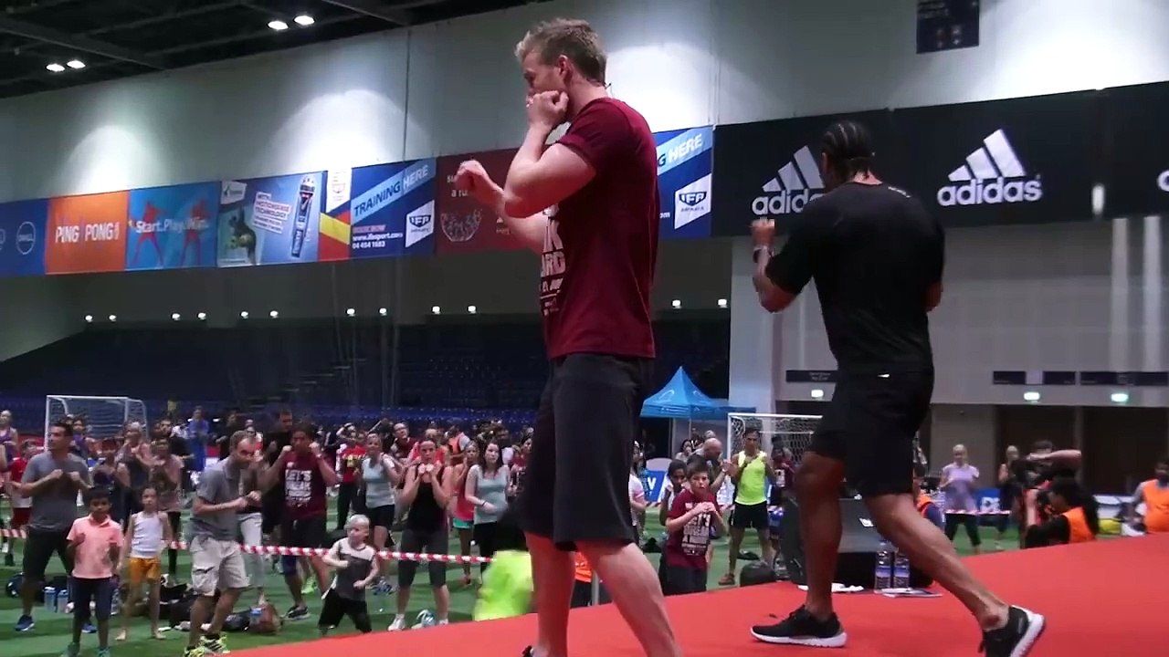 Former boxing champ David Haye holds a large group boxing lesson in Dubai