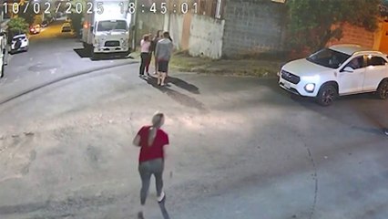 tn7-vecinos-ayudan-a-mujer-que-pedia-ayuda-110225