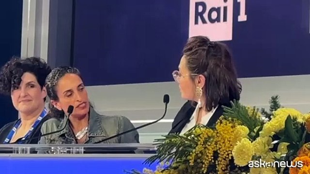 Sanremo Noa e Mira Awad cantano a cappella in sala stampa
