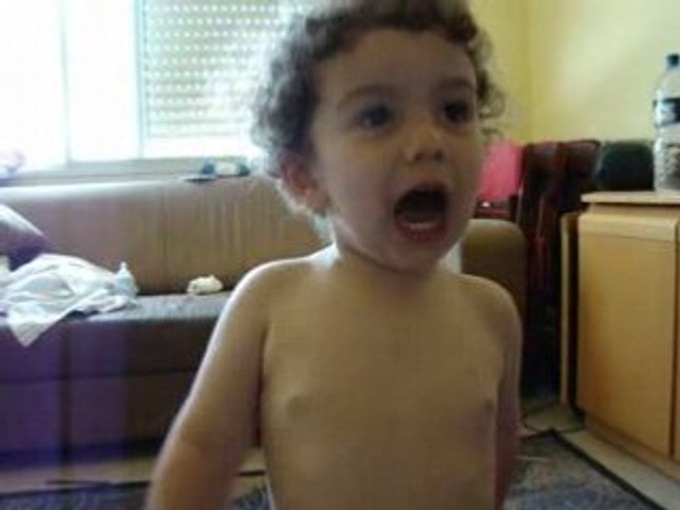 yair chante allelouya- 2 ans