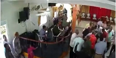 Hombre irrumpe en una iglesia durante un culto y apuñala a varios feligreses