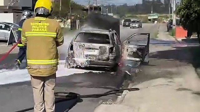 Veículo pega fogo e é totalmente destruído em rua de Pinhais; ninguém ficou ferido