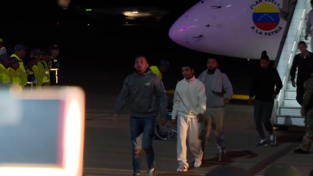 Dos aviones estatales venezolanos regresan con 190 migrantes deportados de EEUU