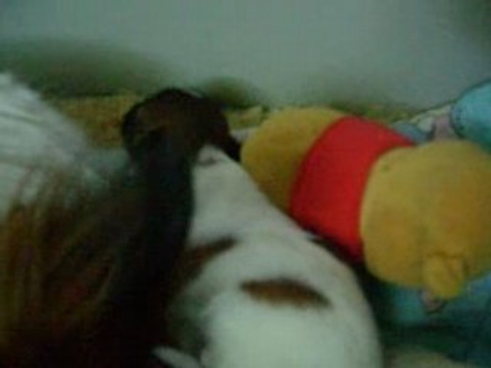 Angie lave bébé qui s'endort