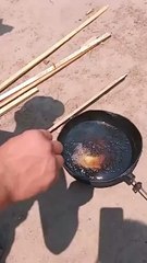 Mujer frita empanadas en pleno sol de Argentina