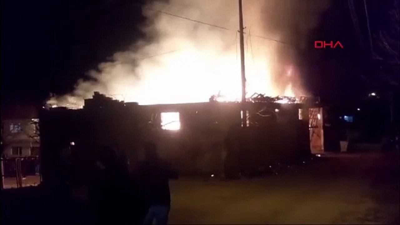 Bursa’da depo yangın itfaiye ve köylülerin yardımıyla söndürüldü