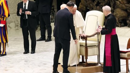 Conselheiro de Trump pede que papa ‘se concentre no Vaticano’ após crítica a Trump