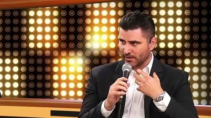 Joaquín Yglesias da consejos en el manejo de un micrófono