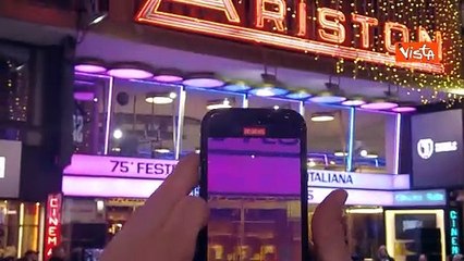 Jovanotti si esibisce fuori dall'Ariston facendo cantare il pubblico di Sanremo