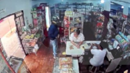 Dupla armada e de capacete aterroriza supermercado no Bairro Guarujá