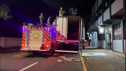Polícia Federal, BPFron e Bombeiros realizam operação de retirada de maconha do teto de caminhão
