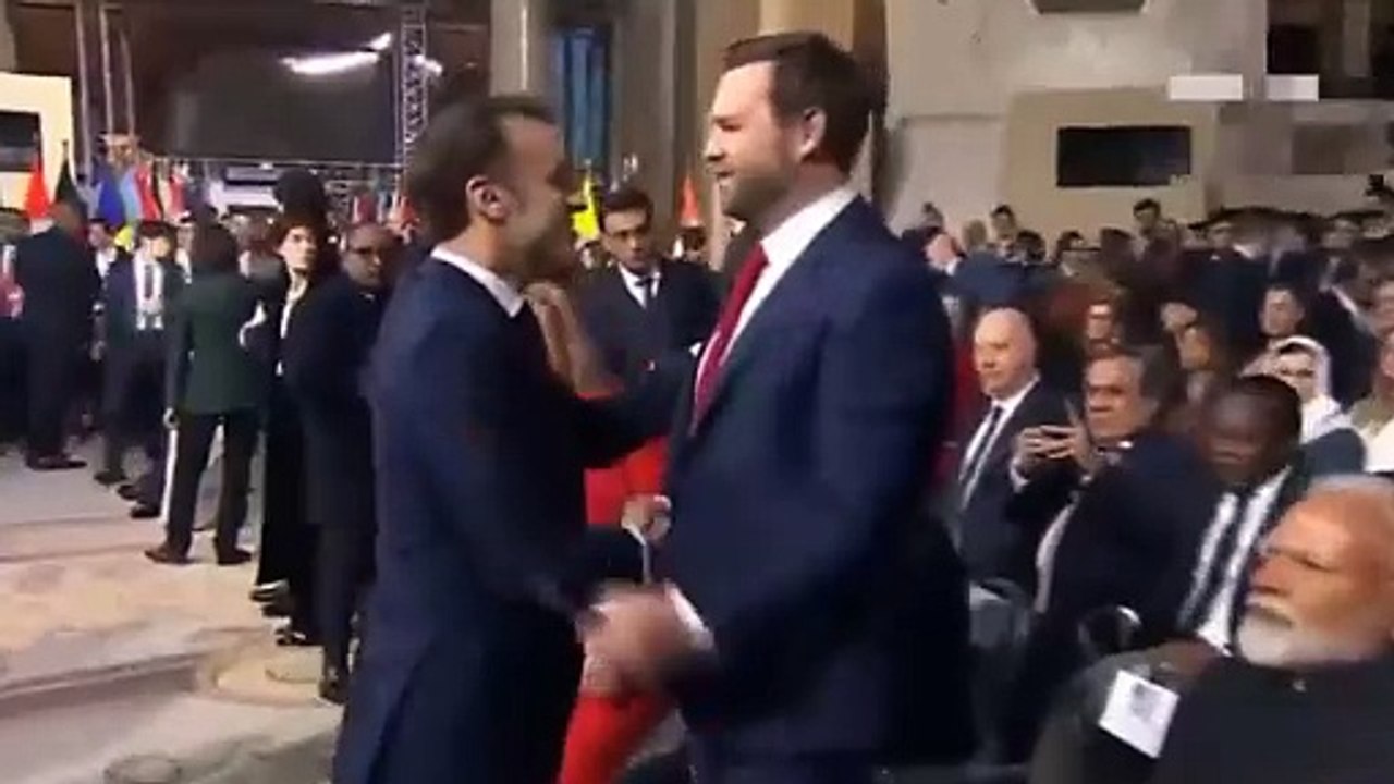 French President Macron ignores Indian Premier Modi’s handshake (video)
