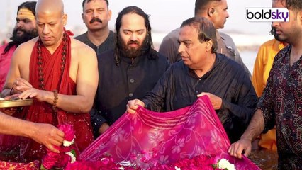 Mukesh Ambani Family Takes A Holy Bath In Triveni Sangam Full Video, Helicopter से पहुंचे Kumbh