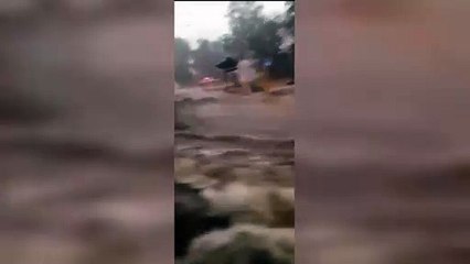 Mujer queda atrapada por corriente de agua de lluvia en Tlalnepantla