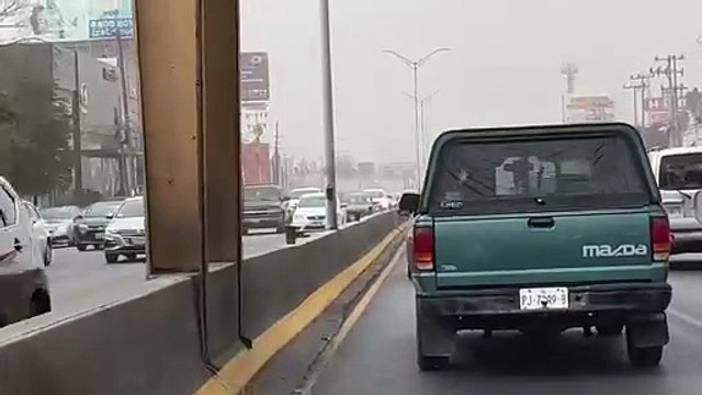 Congestión vehicular y viento intenso en avenida Gonzalitos