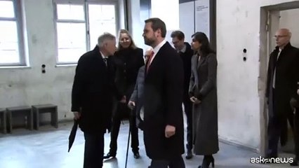 J.D. Vance in visita con la moglie a Dachau